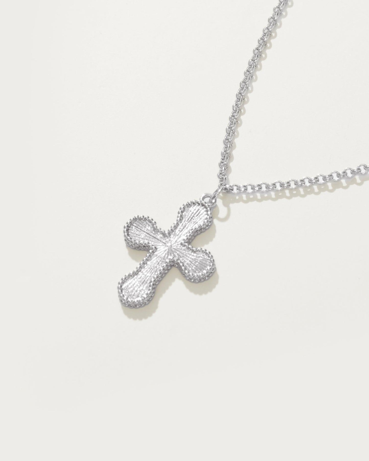 Collier avec pendentif mini croix en argent