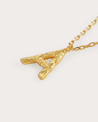 Collier avec lettre initiale texturée