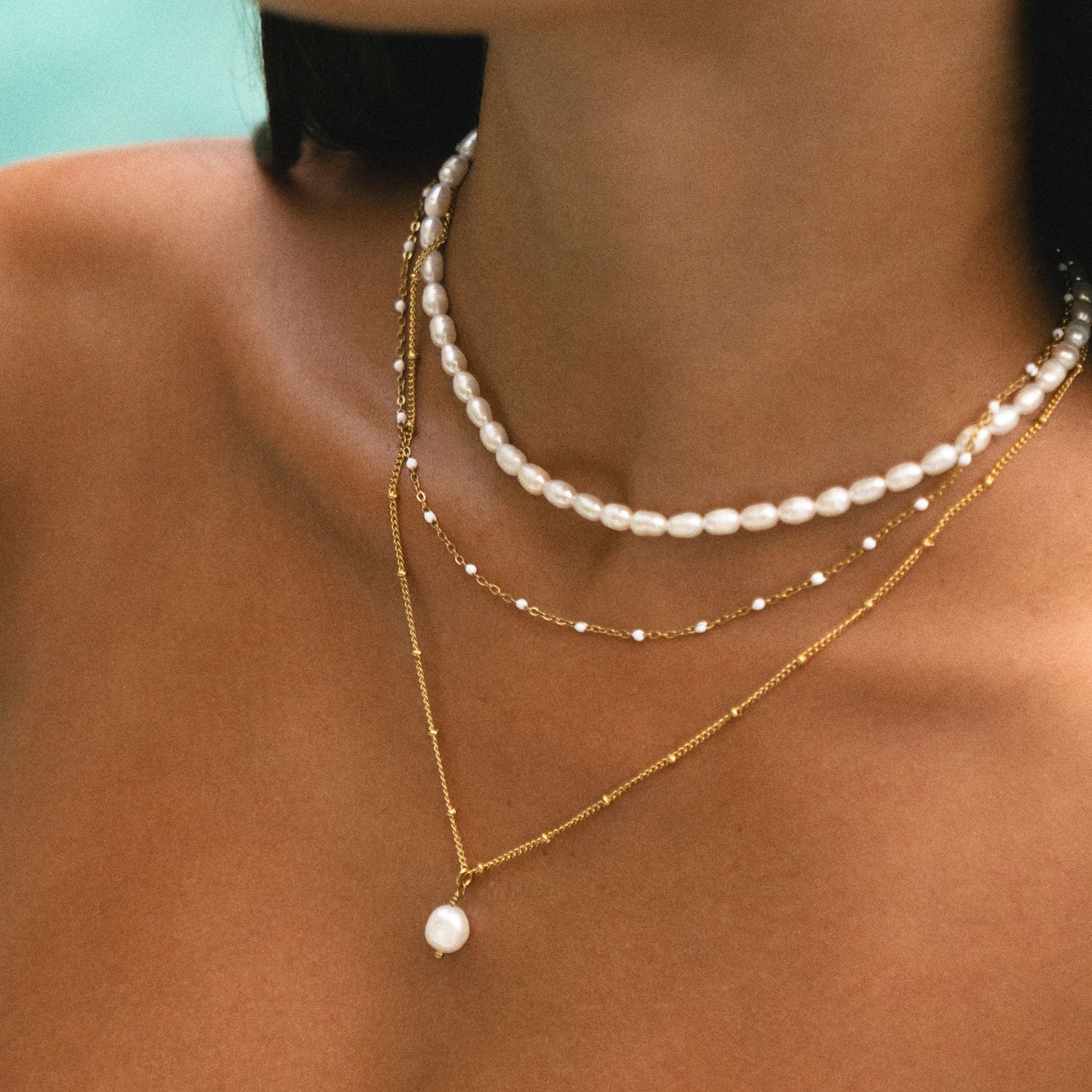 Collier ras du cou en perles blanches