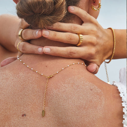 Collier ras du cou en perles blanches