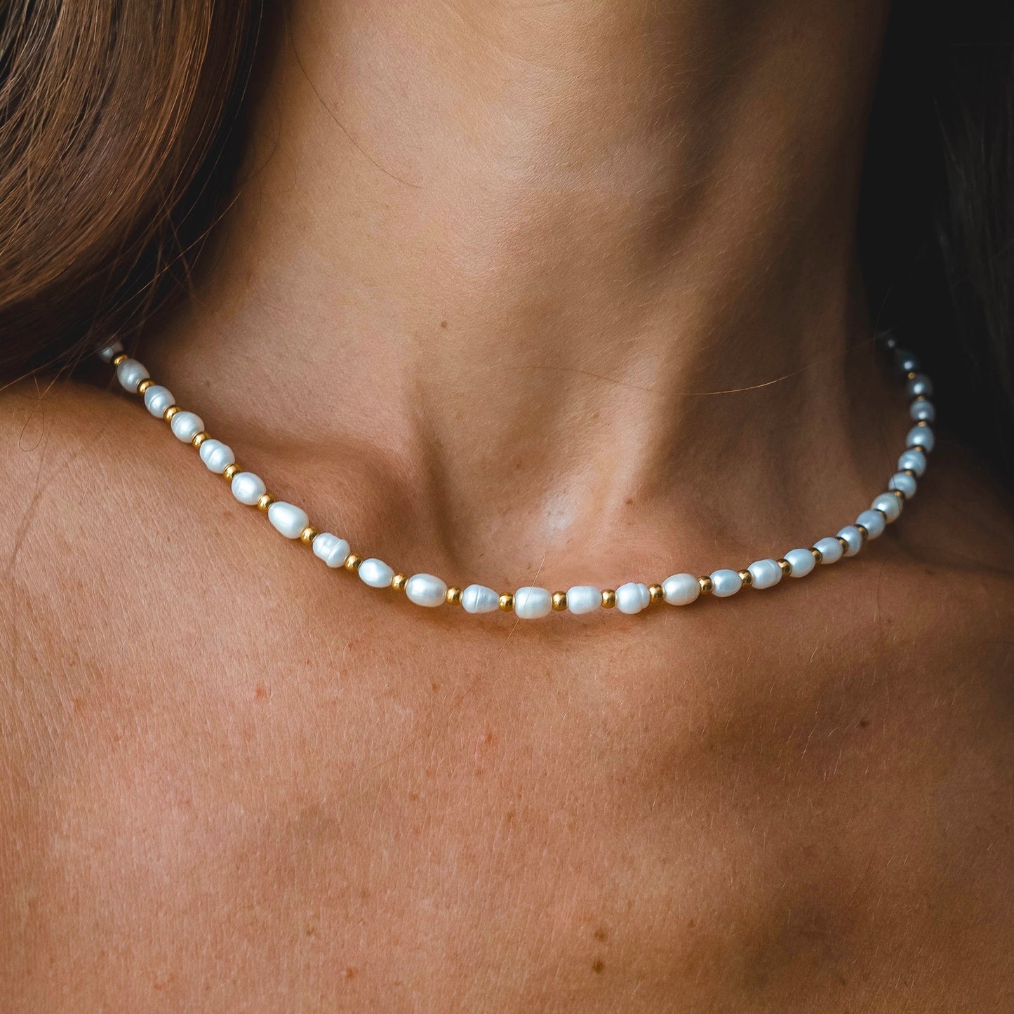 Collier ras du cou en perles d'eau douce dorées