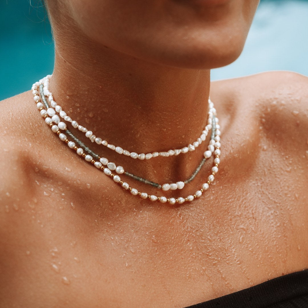 Collier ras du cou en perles d'eau douce dorées