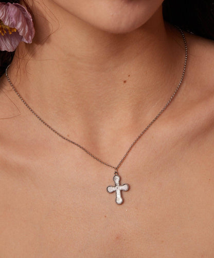 Collier avec pendentif mini croix en argent