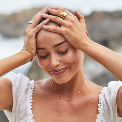 Collier ras du cou en perles blanches